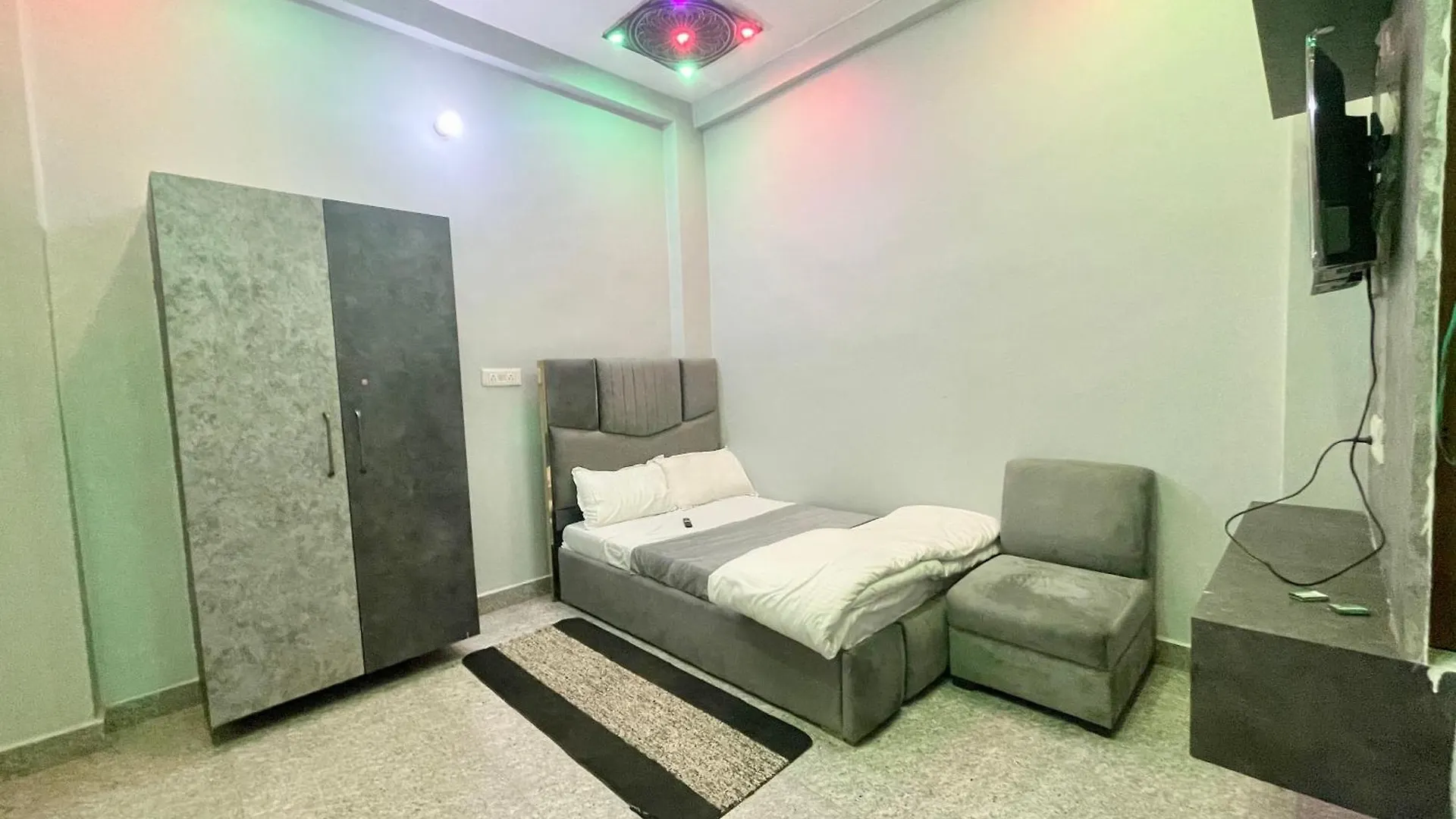 Hotel Pgh, Varanasi ! Fully-Air-Conditioned Hotel At Prime Location With Wifi- Availablity, Near Kashi Vishwanath Temple And Ganga Ghat, Luxurious Rooms 4*,  Ινδία