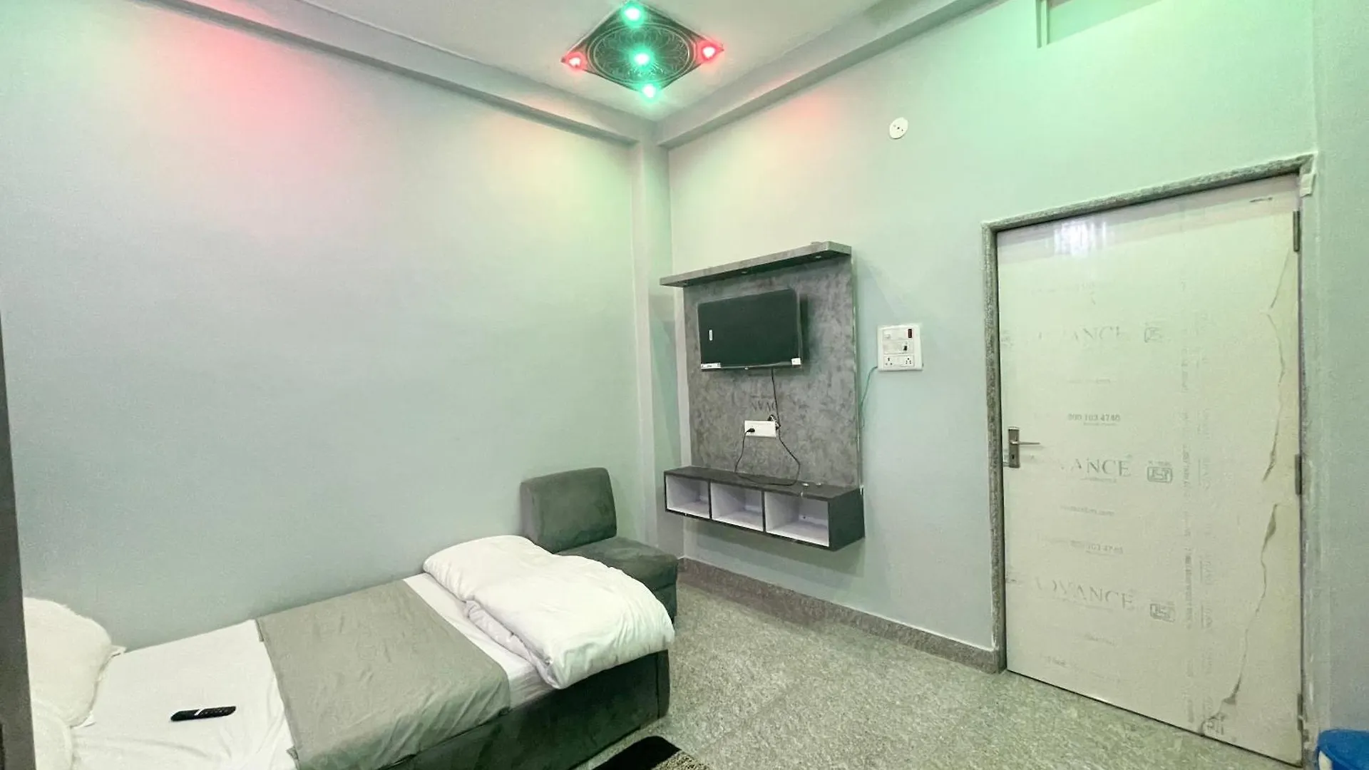 Hotel Pgh, Varanasi ! Fully-Air-Conditioned Hotel At Prime Location With Wifi- Availablity, Near Kashi Vishwanath Temple And Ganga Ghat, Luxurious Rooms 4*,  Ινδία