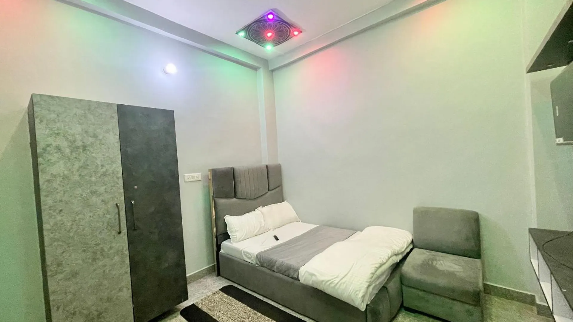 ****  Hotel Pgh, Varanasi ! Fully-Air-Conditioned Hotel At Prime Location With Wifi- Availablity, Near Kashi Vishwanath Temple And Ganga Ghat, Luxurious Rooms Ινδία