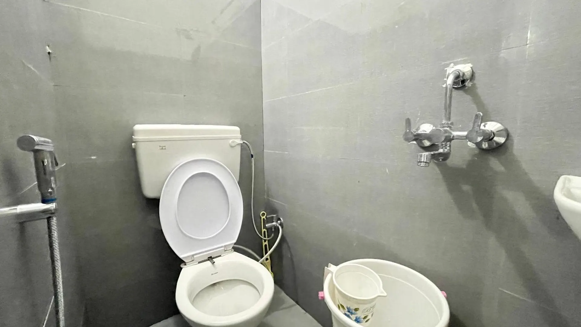 Hotel Pgh, Varanasi ! Fully-Air-Conditioned Hotel At Prime Location With Wifi- Availablity, Near Kashi Vishwanath Temple And Ganga Ghat, Luxurious Rooms 4*,  Ινδία