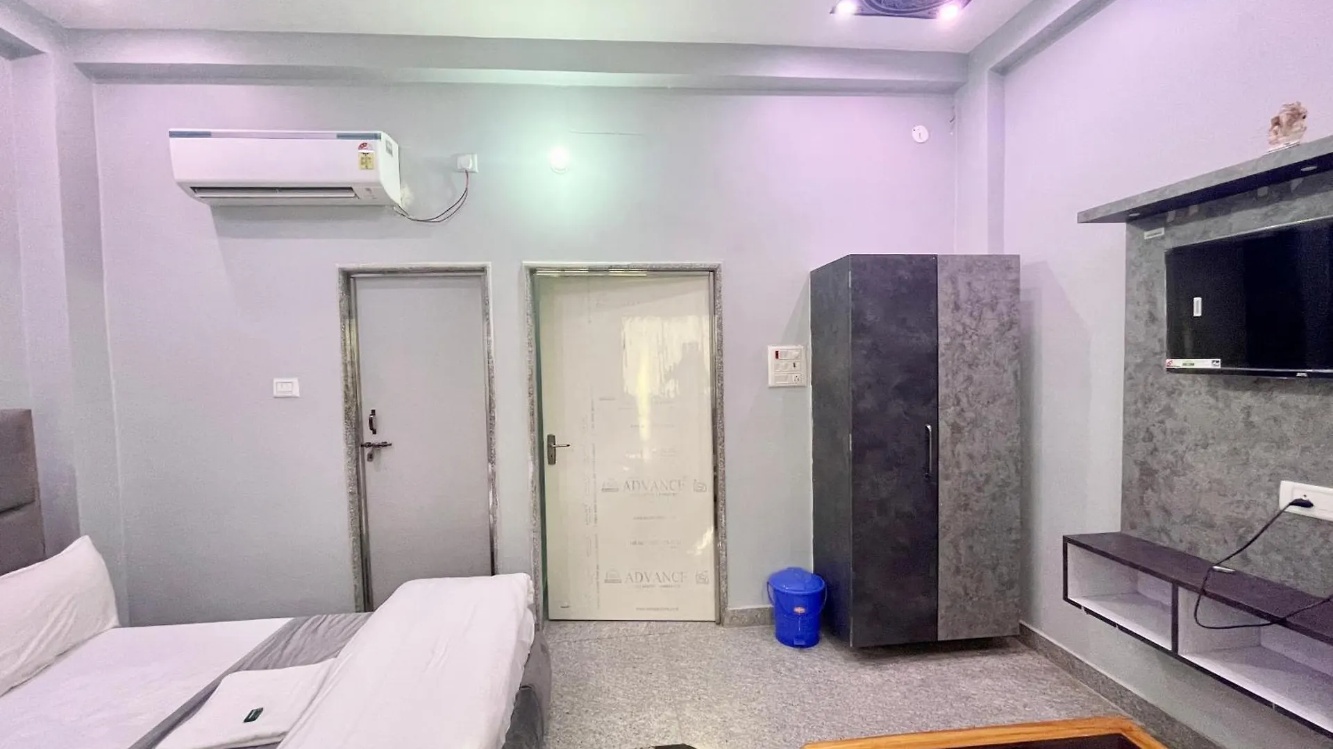 Hotel Pgh, Varanasi ! Fully-Air-Conditioned Hotel At Prime Location With Wifi- Availablity, Near Kashi Vishwanath Temple And Ganga Ghat, Luxurious Rooms Ινδία