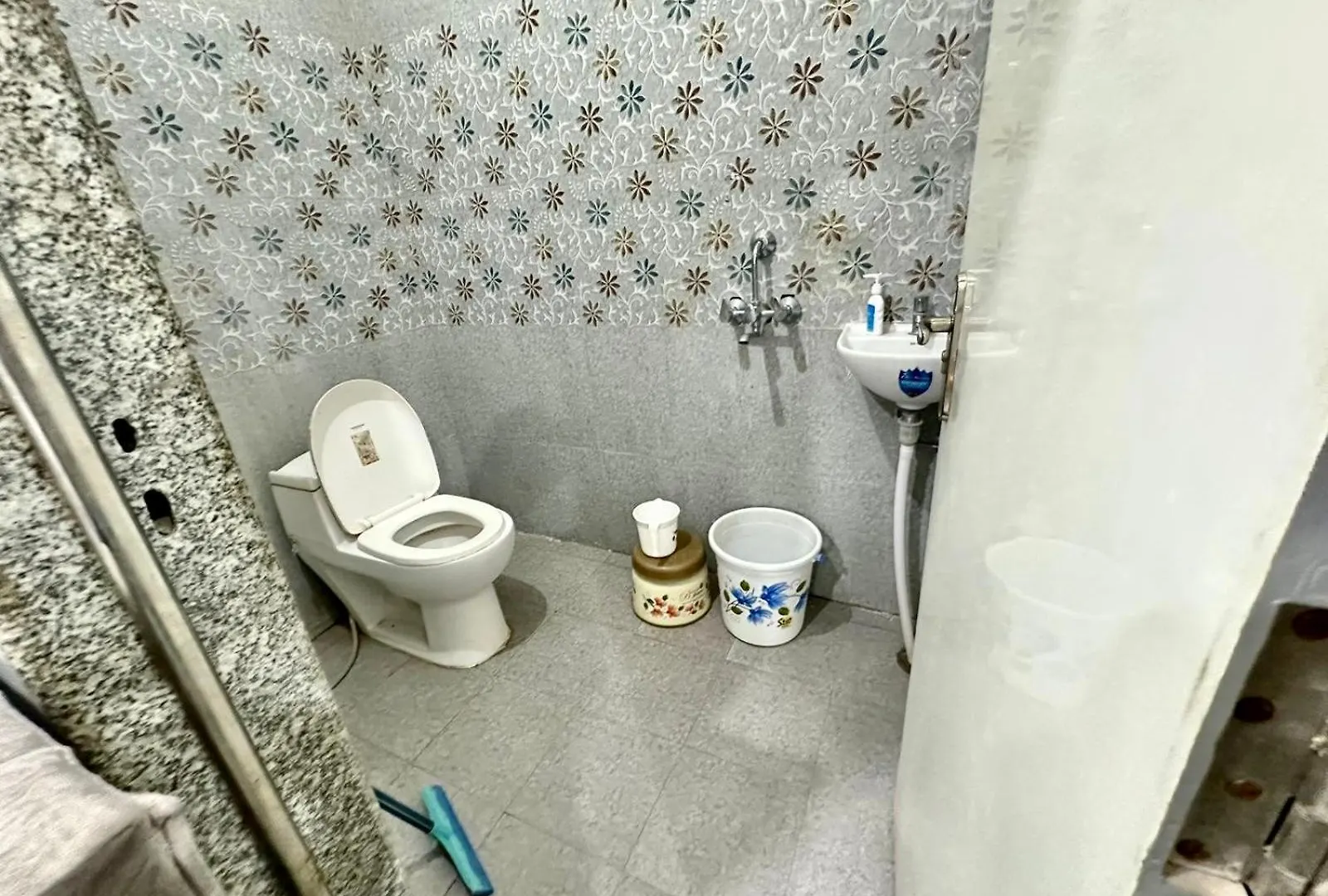 Hotel Pgh, Varanasi ! Fully-Air-Conditioned Hotel At Prime Location With Wifi- Availablity, Near Kashi Vishwanath Temple And Ganga Ghat, Luxurious Rooms 4*,  Ινδία