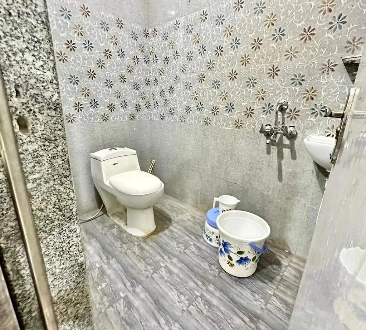 Hotel Pgh, Varanasi ! Fully-Air-Conditioned Hotel At Prime Location With Wifi- Availablity, Near Kashi Vishwanath Temple And Ganga Ghat, Luxurious Rooms Ινδία