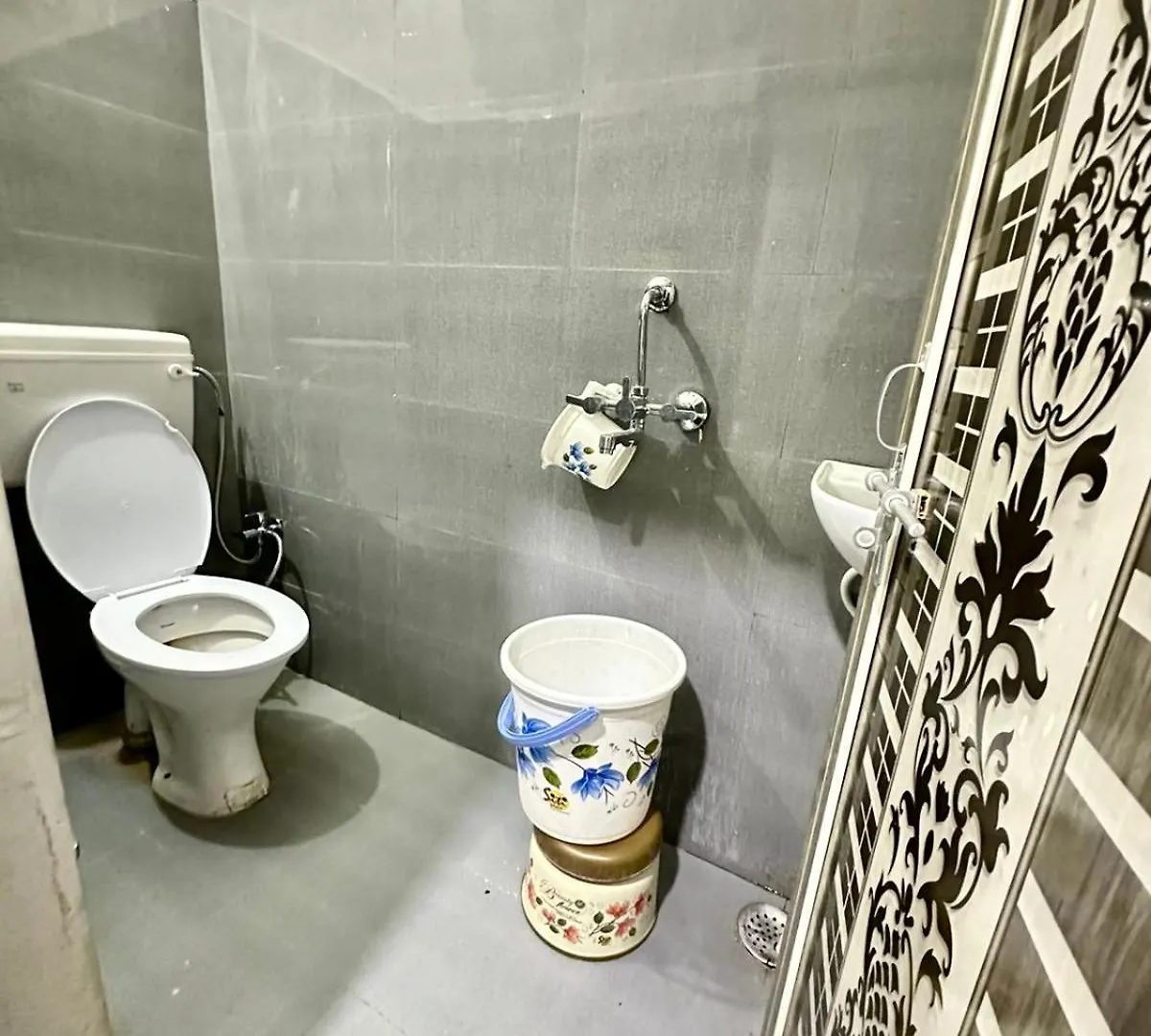 Hotel Pgh, Varanasi ! Fully-Air-Conditioned Hotel At Prime Location With Wifi- Availablity, Near Kashi Vishwanath Temple And Ganga Ghat, Luxurious Rooms Ινδία
