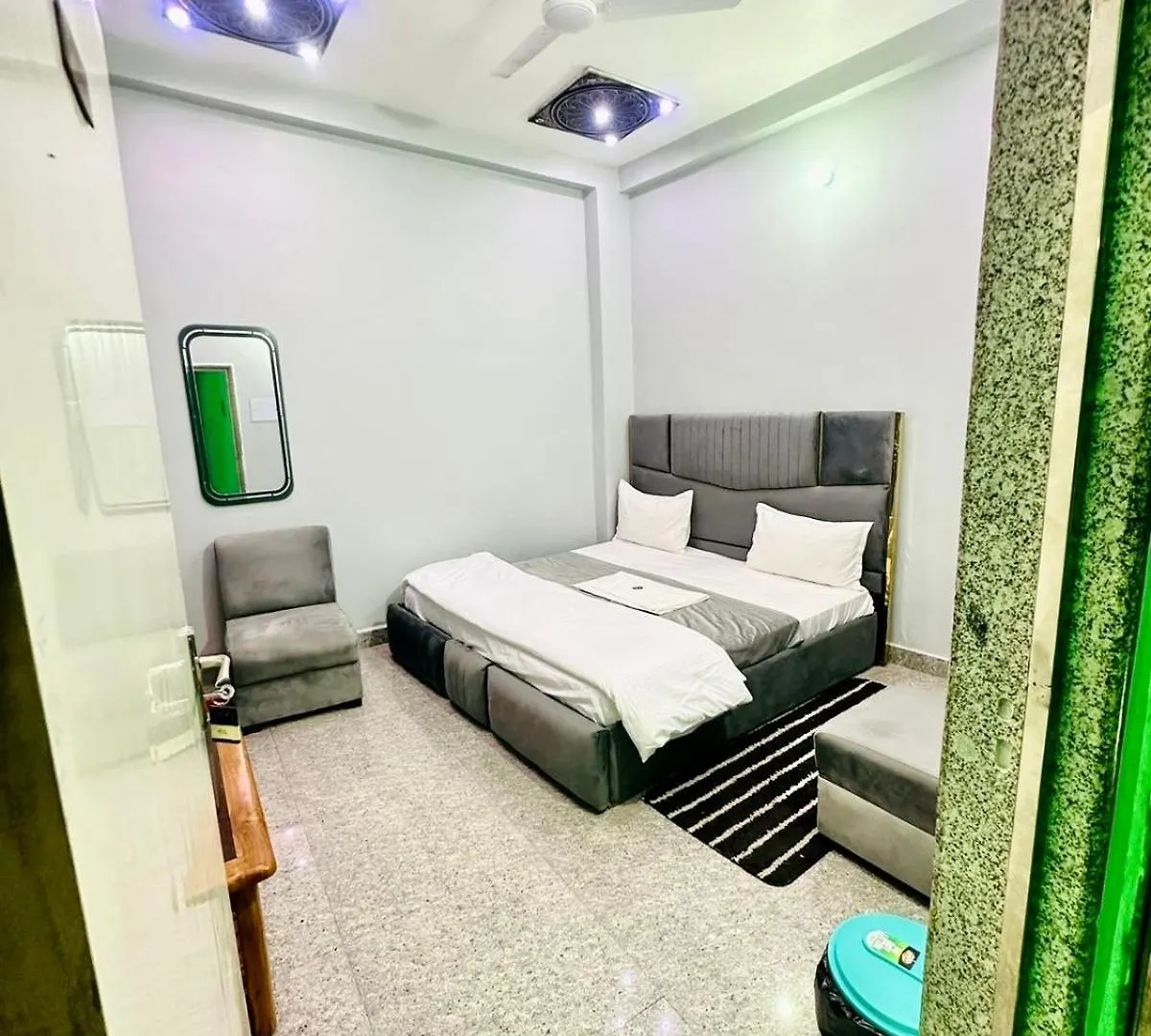 ****  Hotel Pgh, Varanasi ! Fully-Air-Conditioned Hotel At Prime Location With Wifi- Availablity, Near Kashi Vishwanath Temple And Ganga Ghat, Luxurious Rooms Ινδία